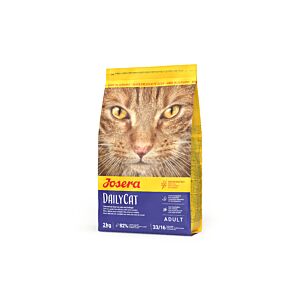 Bild der 2 kg Josera DailyCat Verpackung – getreidefreies Geflügel-Trockenfutter mit Kräutern und Früchten für gesunde Katzen mit glänzendem Fell.