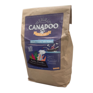 Canadoo Adult Lachs mit Forelle 2 kg Trockenfutter – Beutel mit Fisch und Gemüse in Nahaufnahme