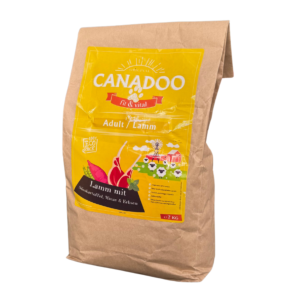 Canadoo Adult Lamm mit Süßkartoffel & Minze 2 kg Trockenfutter – Beutel mit Lamm, Süßkartoffel und Kräutern in Nahaufnahme